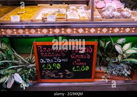 Schild und Essen in der Quadrilatero-Gegend in Bologna Italien ausgestellt Stockfoto