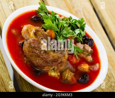 Fleischtomatensuppe mit Hammelfleisch Stockfoto