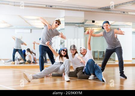 Porträt einer Gruppe von Jugendlichen im Tanzstudio Stockfoto