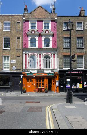 LONDON, ENGLAND - MAI 27: Haupteingang des Bistro1 Restaurants in einer typischen Soho-Straße der City of Westminster. Aufgenommen 2013 Stockfoto