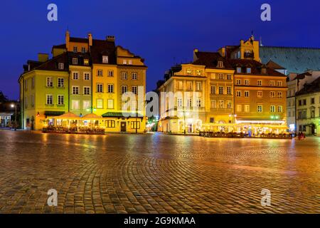 Polen, Warschau, Altstadt, Schlossplatz mit historischen Mietshäusern bei Nacht, Wahrzeichen der Stadt. Stockfoto