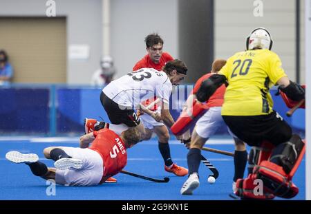 Japan. Juli 2021. Tokio Tokio, 27.07.2021, Japan, Olympische Spiele Hockey FUCHS Florian (GER) alleine gegen 3 Engländer Deutschland - England Deutschland - Großbritannien Olympische Spiele, 2020 2021 Bildquelle: Moritz Müller/Alamy Live News Stockfoto