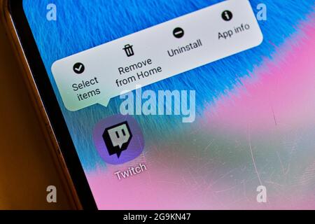 Taschkent, Usbekistan – 6. Juli 2021: Twitch-Anwendung wird deinstalliert. Beliebten Video-Streaming-Dienst Twitch wird gelöscht. Twitch-App wird entfernt. Verboten Stockfoto