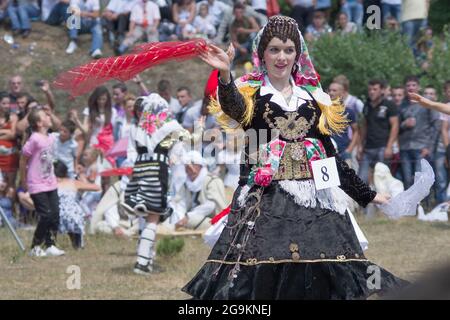 Lepushe, Albanien - 11. August 2012: Schönes Mädchen tanzt in traditioneller albanischer Kleidung und wird zum 'Miss Mountain 2012' gekrönt (Albanisch: Miss Stockfoto