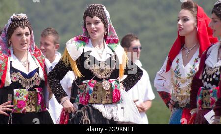 Lepushe, Albanien - 11. August 2012: Parade von einigen Konkurrenten zu 'Miss Mountain 2012' (Albanisch: Miss Bjeshka 2012), in der Mitte von Frame sieben Stockfoto
