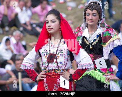 Lepushe, Albanien - 11. August 2012: Parade einiger Teilnehmer zur 'Miss Mountain 2012' (Albanisch: Miss Bjeshka 2012) mit traditioneller albanischer Kleidung A Stockfoto
