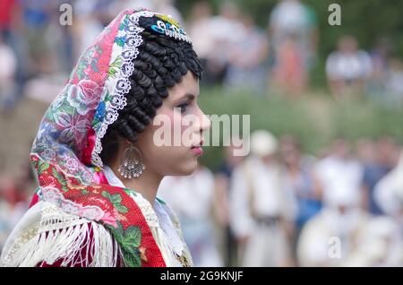 Lepushe, Albanien - 11. August 2012: Profilportrait eines Teilnehmers des Schönheitswettbewerbs 'Miss Mountain 2012' (Albanisch: Miss Bjeshka 2012), der tak Stockfoto