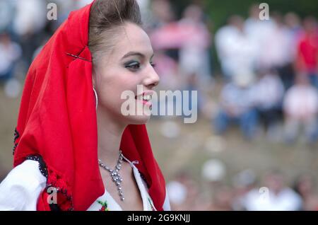 Lepushe, Albanien - 11. August 2012: Profilportrait des Teilnehmers beim Schönheitswettbewerb 'Miss Mountain 2012' (Albanisch: Miss Bjeshka 2012), der Stockfoto