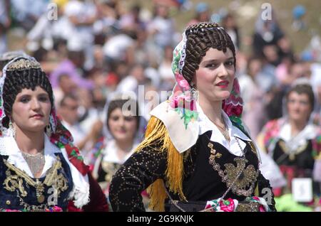 Lepushe, Albanien - 11. August 2012: Die siebzehn Jahre alte Marsela Bujaj, geboren in Tamare, wurde zur 'Miss Mountain 2012' gekrönt. „Miss Mountain“ nimmt PLA ein Stockfoto