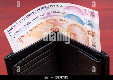 Türkische Lira in der schwarzen Brieftasche Stockfoto