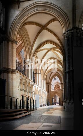 Der Nordgang der mittelalterlichen Kathedrale in Lincoln, England. Stockfoto