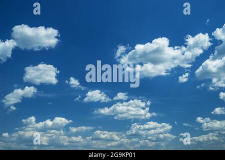 Einige leichte kummulforme Wolken am klaren blauen Himmel. Natur Hintergrund. Stockfoto