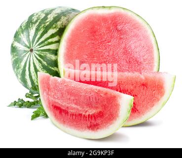 Reife große, kernlose Wassermelone mit Scheiben und Wassermelonenblättern isoliert auf weißem Hintergrund. Stockfoto