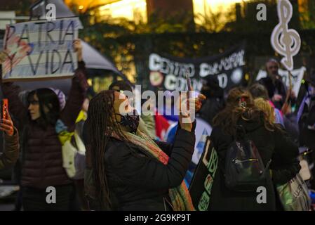 Argentinien. Juli 2021. Die kubanische Frau filmte die Demonstration.VOR der kubanischen Botschaft in der Stadt Buenos Aires fand EINE neue Demonstration gegen das kubanische Regime statt. Sie bestand aus selbsteinberufenden Bürgern, sowohl Argentiniens gegen das Regime als auch aus kubanischen Exilanten. (Foto: Esteban Osorio/Pacific Press) Quelle: Pacific Press Media Production Corp./Alamy Live News Stockfoto