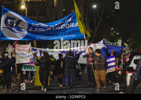 Argentinien. Juli 2021. Demonstranten gingen auf die kubanische Botschaft zu.VOR der kubanischen Botschaft in der Stadt Buenos Aires fand EINE neue Demonstration gegen das kubanische Regime statt. Sie bestand aus selbsteinberufenden Bürgern, sowohl Argentiniens gegen das Regime als auch aus kubanischen Exilanten. (Foto: Esteban Osorio/Pacific Press) Quelle: Pacific Press Media Production Corp./Alamy Live News Stockfoto