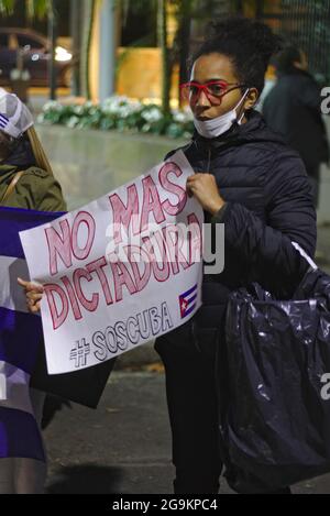 Argentinien. Juli 2021. Kubanische Staatsbürger mit einem Plakat, das ein Ende der Diktatur in Kuba fordert.EINE neue Demonstration fand vor der kubanischen Botschaft in der Stadt Buenos Aires gegen das kubanische Regime statt. Sie bestand aus selbsteinberufenden Bürgern, sowohl Argentiniens gegen das Regime als auch aus kubanischen Exilanten. (Foto: Esteban Osorio/Pacific Press) Quelle: Pacific Press Media Production Corp./Alamy Live News Stockfoto