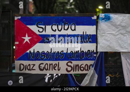 Argentinien. Juli 2021. Die kubanische Flagge schrieb: "Wenn Kuba auf der Straße ist, so sind wir es auch"VOR der kubanischen Botschaft in der Stadt Buenos Aires fand EINE neue Demonstration gegen das kubanische Regime statt. Sie bestand aus selbsteinberufenden Bürgern, sowohl Argentiniens gegen das Regime als auch aus kubanischen Exilanten. (Foto: Esteban Osorio/Pacific Press) Quelle: Pacific Press Media Production Corp./Alamy Live News Stockfoto