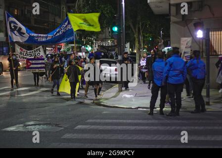 Argentinien. Juli 2021. Ankunft der Demonstranten in der kubanischen Botschaft vor der kubanischen Botschaft in der Stadt Buenos Aires fand EINE neue Demonstration gegen das kubanische Regime statt. Sie bestand aus selbsteinberufenden Bürgern, sowohl Argentiniens gegen das Regime als auch aus kubanischen Exilanten. (Foto: Esteban Osorio/Pacific Press) Quelle: Pacific Press Media Production Corp./Alamy Live News Stockfoto