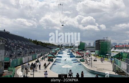 Tokio, Japan. Juli 2021. Kanu/Slalom: Olympische Spiele, Vorbereitungs-, Kajak-Single, Frauen, Halbfinale im Kasai Kanuslalom Center. Blick über die Anlage. Quelle: Jan Woitas/dpa/Alamy Live News Stockfoto