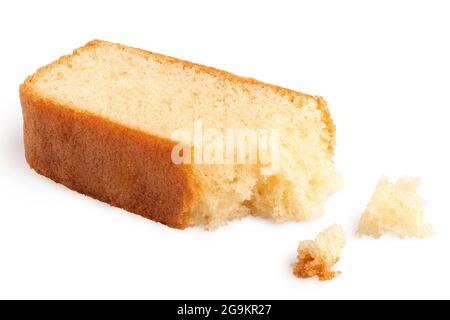 Teilweise gefressene Scheibe von einfachem Biskuitkuchen, flach isoliert auf Weiß liegend. Mit Krümel. Stockfoto