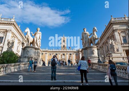 Cordonata Capitolina Treppe zum Senatorenpalast (Palazzo Senatorio) auf der Piazza del Campidoglio, auf dem Kapitolinischen Hügel in Rom, Italien Stockfoto