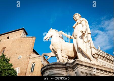 Die Statue von Castor (Statua di Castore), die am Eingang zur Piazza del Campidoglio, auf dem Kapitolinischen Hügel in Rom, Italien, aufgestellt wurde Stockfoto