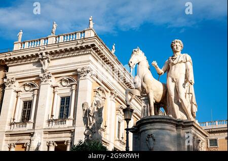 Die Statue von Castor (Statua di Castore), die am Eingang zur Piazza del Campidoglio, auf dem Kapitolinischen Hügel in Rom, Italien, aufgestellt wurde Stockfoto