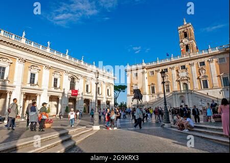 Piazza del Campidoglio auf dem Kapitolinischen Hügel, umgeben von alten Renaissance-Gebäuden der Kapitolinischen Museen und des Senatorenpalastes in Rom, Italien Stockfoto