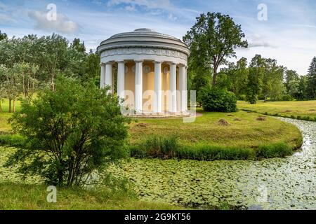 Das Staatliche Museum-Reserve Pawlowsk. St. Petersburg, Russland - 10. juli 2019: Pavillon des Tempels der Freundschaft in der Nähe des Flusses Slawjanka Stockfoto