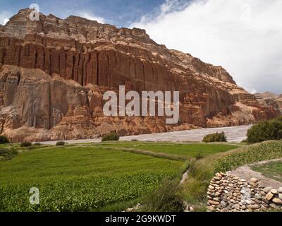 Buddhistische Klippenhöhlen ('Sky') über Kali Gandaki, Chhusang, Upper Mustang, Nepal Stockfoto