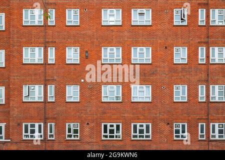 Fassade eines roten Ziegelsteinhausblocks um Hackney in London Stockfoto