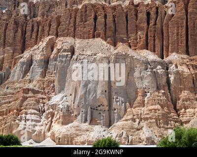 Nahaufnahme buddhistischer Klippenhöhlen ('Sky') oberhalb von Kali Gandaki, Chhusang, Upper Mustang, Nepal Stockfoto