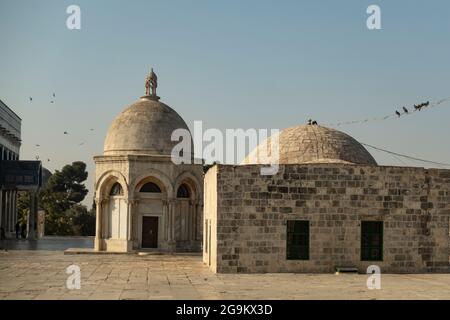 Blick auf den Himmelskuppel Qubbat al-Miraj oder Mieradj, der von Kreuzfahrern erbaut und während der Ayyubid-Dynastie renoviert wurde Zeitraum (12. Jahrhundert) Und der Dom von al-Khalili oder der Hebronit, der sich auf der zentralen Plattform des Tempelbergs befindet, der den Muslimen bekannt ist Wie der Haram esh-Sharif in der Altstadt Ostjerusalem Israel Stockfoto