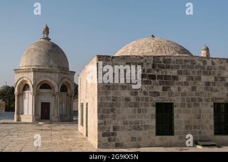 Blick auf den Himmelskuppel Qubbat al-Miraj oder Mieradj, der von Kreuzfahrern erbaut und während der Ayyubid-Dynastie renoviert wurde Zeitraum (12. Jahrhundert) Und der Dom von al-Khalili oder der Hebronit, der sich auf der zentralen Plattform des Tempelbergs befindet, der den Muslimen bekannt ist Wie der Haram esh-Sharif in der Altstadt Ostjerusalem Israel Stockfoto