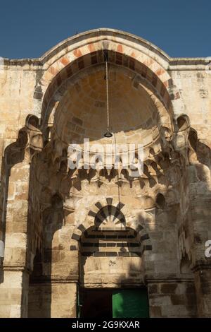 Mamluk-Medaillon-Ornament am gewölbten Eingangsportal des Cotton Merchants’ Gate - Bab al-Qattanin auf der westlichen Seite des Tempelbergs, bekannt als das Edle Heiligtum und für Muslime als Haram esh-Sharif in der Altstadt von Ost-Jerusalem Israel Stockfoto