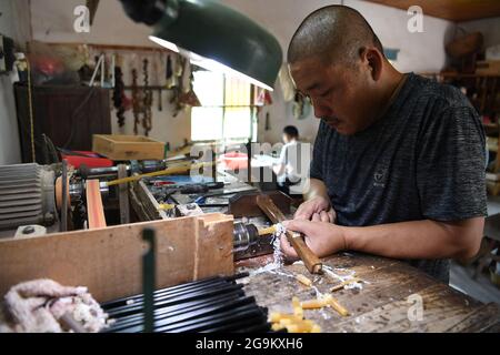 (210727) -- JINGXIAN, 27. Juli 2021 (Xinhua) -- EIN Arbeiter stellt Xuan-Tintenbürsten bei einem lokalen Hersteller in der Gemeinde Huangcun im Bezirk Jingxian, ostchinesische Provinz Anhui, am 22. Juli 2021 her. Der Tintenpinsel, die Tinte, das chinesische Xuan-Papier und die Tintenplatten sind vier traditionelle Schreibmaterialien der chinesischen Schreibwaren. Die Kunstfertigkeit der verschiedenen Arten von chinesischen Kalligrafie-Schriften sowie die Malerei mit traditionellen chinesischen Tuschestrichen erfordern eine Vielzahl von Bürsten. Das Haar der Xuan-Tintenbürste wird normalerweise aus dem Haar von Kaninchen, Wieseln oder Ziegen hergestellt, während der Griff typischerweise aus Bambus besteht. Der trad Stockfoto