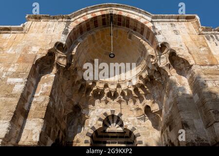 Mamluk-Medaillon-Ornament am gewölbten Eingangsportal des Cotton Merchants’ Gate - Bab al-Qattanin auf der westlichen Seite des Tempelbergs, bekannt als das Edle Heiligtum und für Muslime als Haram esh-Sharif in der Altstadt von Ost-Jerusalem Israel Stockfoto