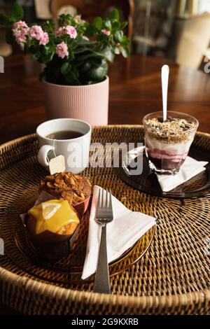 Einfaches Frühstück mit Teebecher-Muffins und Müsli-Joghurt Stockfoto