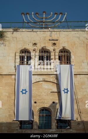 Israelische Flaggen hingen vor dem Haus von Ariel Sharon, benannt nach dem ehemaligen Premierminister Ariel Sharon, der es 1987 kaufte, aber tatsächlich nie dort lebte, in der Al-Wad-Straße, die Israelis Haggai-Straße im muslimischen Viertel in der Jerusalemer Altstadt, Israel, nennen Stockfoto