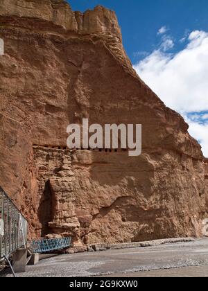 Buddhistische Felsenhöhlen oberhalb der Kali Gandaki-Brücke in der Nähe von Chele, Upper Mustang, Nepal Stockfoto