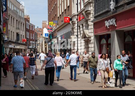 Besucher von Geschäften in der Coney Street in York, Großbritannien Stockfoto