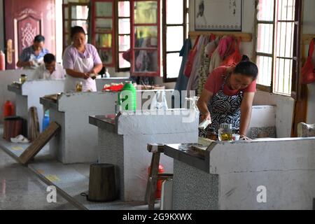 (210727) -- JINGXIAN, 27. Juli 2021 (Xinhua) -- Arbeiter fertigen Xuan-Tintenbürsten bei einem lokalen Hersteller in der Gemeinde Huangcun im Bezirk Jingxian, ostchinesische Provinz Anhui, 22. Juli 2021. Der Tintenpinsel, die Tinte, das chinesische Xuan-Papier und die Tintenplatten sind vier traditionelle Schreibmaterialien der chinesischen Schreibwaren. Die Kunstfertigkeit der verschiedenen Arten von chinesischen Kalligrafie-Schriften sowie die Malerei mit traditionellen chinesischen Tuschestrichen erfordern eine Vielzahl von Bürsten. Das Haar der Xuan-Tintenbürste wird normalerweise aus dem Haar von Kaninchen, Wieseln oder Ziegen hergestellt, während der Griff typischerweise aus Bambus besteht. Die Tradition Stockfoto