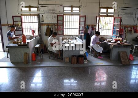 (210727) -- JINGXIAN, 27. Juli 2021 (Xinhua) -- Arbeiter fertigen Xuan-Tintenbürsten bei einem lokalen Hersteller in der Gemeinde Huangcun im Bezirk Jingxian, ostchinesische Provinz Anhui, 22. Juli 2021. Der Tintenpinsel, die Tinte, das chinesische Xuan-Papier und die Tintenplatten sind vier traditionelle Schreibmaterialien der chinesischen Schreibwaren. Die Kunstfertigkeit der verschiedenen Arten von chinesischen Kalligrafie-Schriften sowie die Malerei mit traditionellen chinesischen Tuschestrichen erfordern eine Vielzahl von Bürsten. Das Haar der Xuan-Tintenbürste wird normalerweise aus dem Haar von Kaninchen, Wieseln oder Ziegen hergestellt, während der Griff typischerweise aus Bambus besteht. Die Tradition Stockfoto