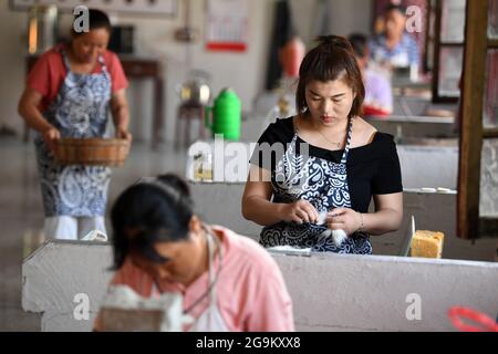 (210727) -- JINGXIAN, 27. Juli 2021 (Xinhua) -- Arbeiter fertigen Xuan-Tintenbürsten bei einem lokalen Hersteller in der Gemeinde Huangcun im Bezirk Jingxian, ostchinesische Provinz Anhui, 22. Juli 2021. Der Tintenpinsel, die Tinte, das chinesische Xuan-Papier und die Tintenplatten sind vier traditionelle Schreibmaterialien der chinesischen Schreibwaren. Die Kunstfertigkeit der verschiedenen Arten von chinesischen Kalligrafie-Schriften sowie die Malerei mit traditionellen chinesischen Tuschestrichen erfordern eine Vielzahl von Bürsten. Das Haar der Xuan-Tintenbürste wird normalerweise aus dem Haar von Kaninchen, Wieseln oder Ziegen hergestellt, während der Griff typischerweise aus Bambus besteht. Die Tradition Stockfoto