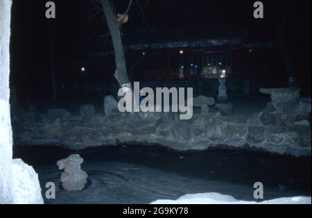 Repräsentativer Vorgarten bei Nacht in der Stadt Peking, China 1998. Großer Vorgarten bei Nacht in der Stadt Peking, China 1998. Stockfoto