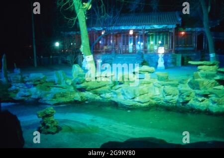 Repräsentativer Vorgarten bei Nacht in der Stadt Peking, China 1998. Großer Vorgarten bei Nacht in der Stadt Peking, China 1998. Stockfoto