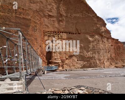 Buddhistische Felsenhöhlen oberhalb der Kali Gandaki-Brücke in der Nähe von Chele, Upper Mustang, Nepal Stockfoto