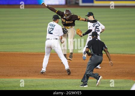 Der Shortstop von San Diego Padres Fernando Tatis Jr (23) wird von Miami Marlins zweitplatzigem Baseman Joe Panik (12) während eines regulären MLB-Saisonspiels, Sund, ausgeklagtelt Stockfoto