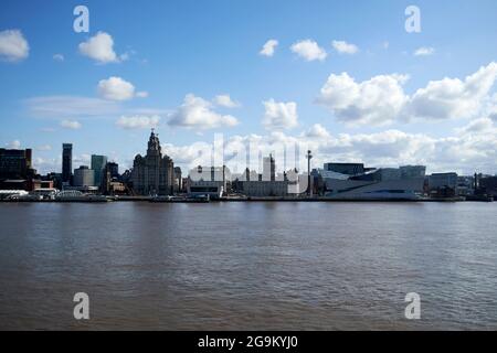 Die Skyline von liverpool im Stadtzentrum von Liverpool über den Fluss mersey von birkenhead aus gesehen Stockfoto