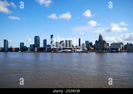 Die Skyline von liverpool im Stadtzentrum von Liverpool über den Fluss mersey von birkenhead aus gesehen Stockfoto